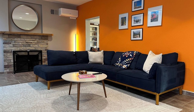 Luxury King Bed w/Fast WiFi Near UA, Downtown Tucson, 4th Ave, Rialto and Fox in Tucson