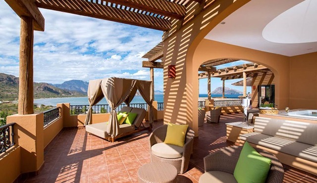 Luxury Oceanfront Penthouse, Sleeps 10, Private Hot Tub
