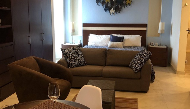 Luxury Studio in Heart of Romantic Zone Fun!