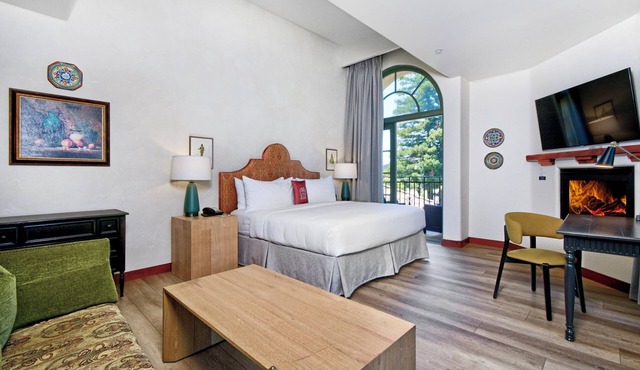 Mediterranean Unit with Outdoor Pool, Free Parking, Near Silicon Valley in Los Gatos