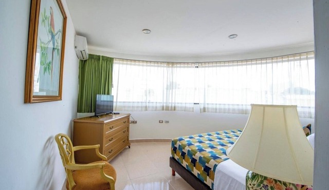 Mérida Getaway: Superior King Room with Outdoor Pool, WiFi & Relaxing Terrace