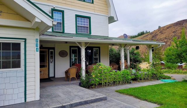 Methow Valley Inn-4 Bedroom option, Sleeps 9, Perfect for Family or Friends in Twisp