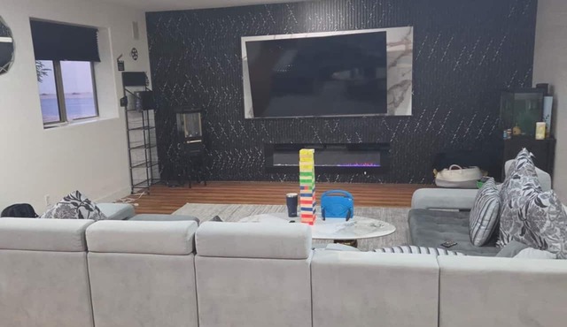 Mini Mansion with 5-bedroom, Jacuzzi, pool, basketball court welcoming Chandler