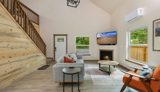 Modern 3BR Mountain Cabin Near Mt. Rainier: Hot Tub, Firepit, Family-Friendly in Ashford