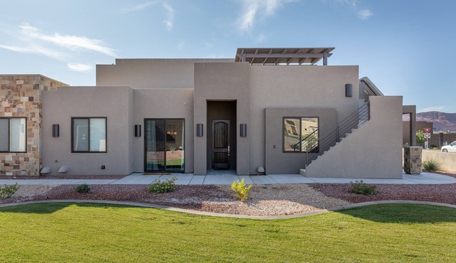 Modern 3BR with Rooftop Fire Pit! in St. George
