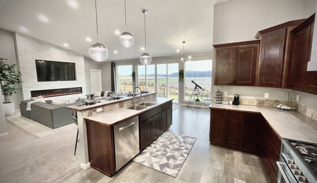 ⭐️ Modern 4BR W/View - Crater Lake National Park - Running Y Resort ⛳️ House in Klamath Falls
