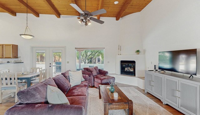 Modern adobe home with a community pool, washer/dryer - snowbirds welcome!