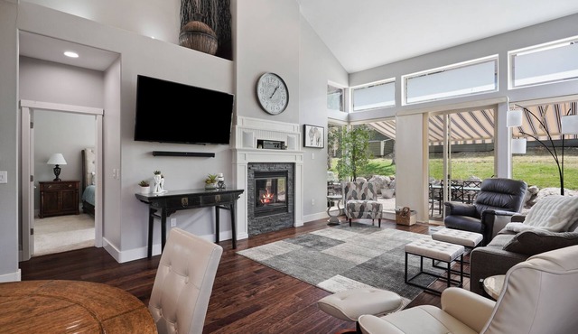 Modern and Light! EV Charger, Pet Friendly, Community Hot Tub & Pool, Lakeside Sports Center, AC in Redmond