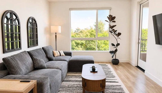 Modern Apartment w/Pool, Gym & Near Disneyland