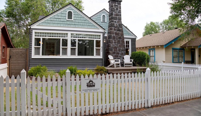 Modern bungalow charm! Steps to downtown & the surf wave, salt water hot tub! in Bend