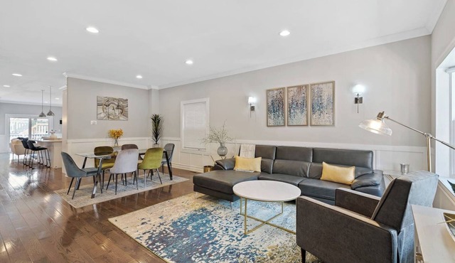 Modern Logan Square Luxury: 5 bedroom - sleeps 16! in Chicago