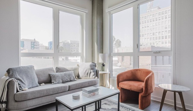 Modern Long Beach 2BR w/Pool & Gym, nr beach, by Blueground in Long Beach