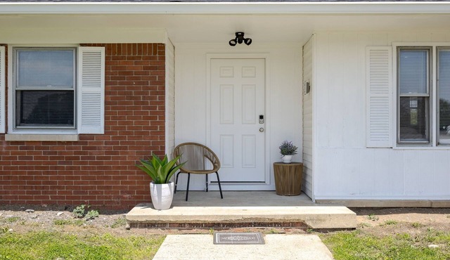 Modern Luxe 3BR,2-Car Garage 5 Min to IND Airport in Indianapolis
