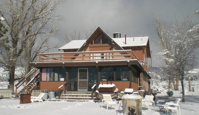 Mountain Chalet next to Angeles National Forrest and near Hard Rock Casino Tejon in Frazier Park