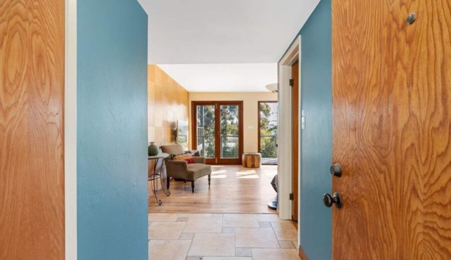 Mt Helix Delight 3-4br/2ba, with HUGE VIEW DECK & FIREPIT in Spring Valley