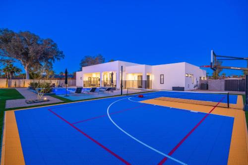 MultiMillionResort Oasis PickleballVolleyballCourtBocce Ball CourtGolf in Scottsdale