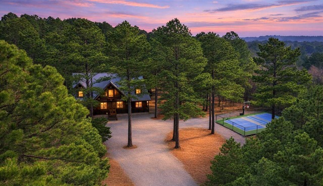 Multisport court + Theater + Pool Table + 4 King Beds + Privacy & Prime Location in Broken Bow