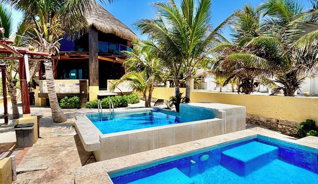 Beachfront 3 Bdrs.with Private Pool, sleeps 7- chef, kayaks, Wi-Fi, housekeeping
