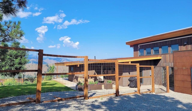 Nanasu-Set on 20 acres with Outstanding Views of the Methow! in Twisp