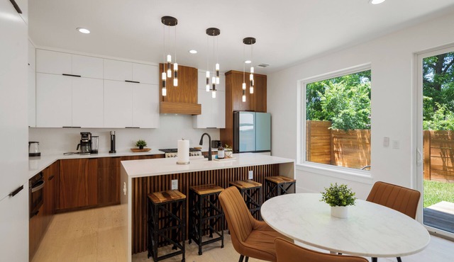 New 2BR. EV Charge. Central to Domain, DowntownUT. Free parking,WIFI. Sleeps 4 in Austin
