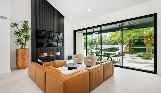 NEW 4BR Modern Pool, Hot Tub, Putting Green, Ping Pong & Fire Table in Scottsdale
