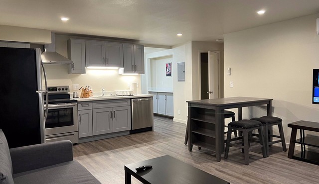 New Luxury 2-Bedroom Apt Near Lake Merritt with AC in Oakland