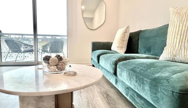 NEW One Bedroom Penthouse, Silver Lake + Parking!