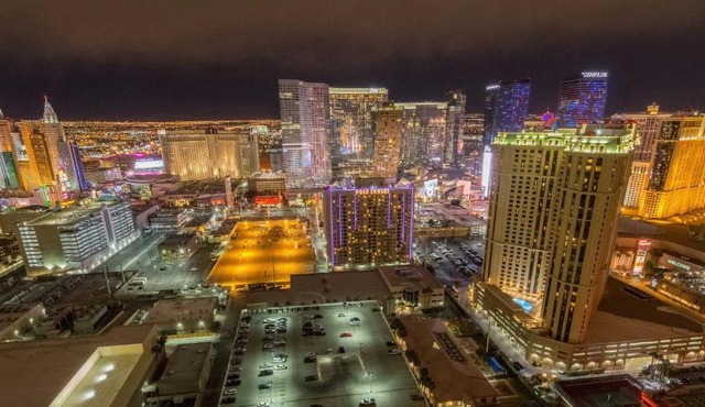 No Resort Fee Strip View Balcony+ Free Valet+Pool in Las Vegas