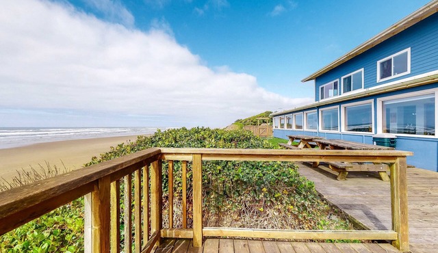 Oceanfront Home with Ocean View, High-Speed WiFi, washer&dryer, & Gas Fireplace in Waldport