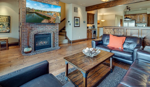 Old Mill Townhome Steps from River and Trails, Shops, Restaurants, Fireplace, A/C, Dog Friendly. in Bend