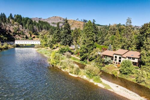 On McKenzie River! Home w/Scenic Sunroom in Vida