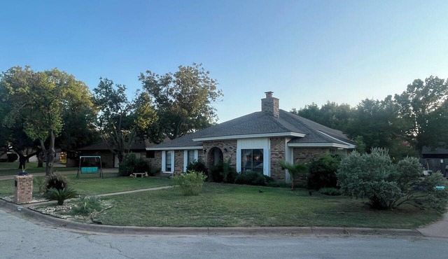 Peaceful 4/2 Home with Large Yard, WiFi/Office in Quiet South Abilene Culdesac in Abilene