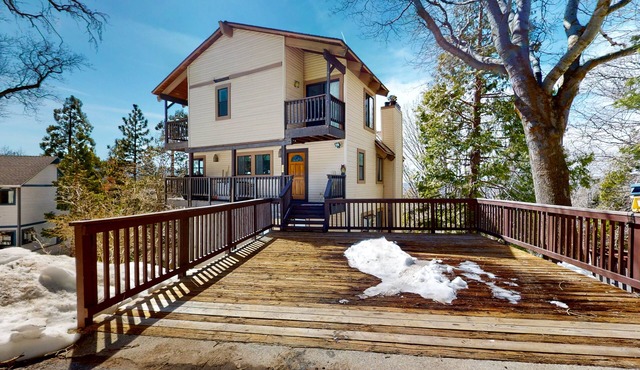 Peaceful mountain view home with fireplace, gas grill, & balcony