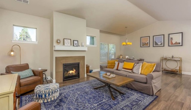 Pet-Friendly Bend Escape with Cozy Fireplace in Bend
