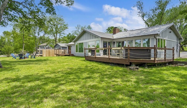 Pet Friendly Table Rock Retreat Steps from the Lake with Hot Tub, Billiards & Fireplace in Hollister