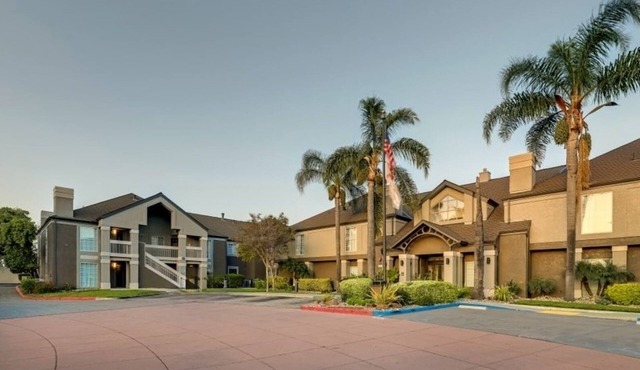 Pets are Allowed! Free Breakfast, Private Parking, Swimming Pool!