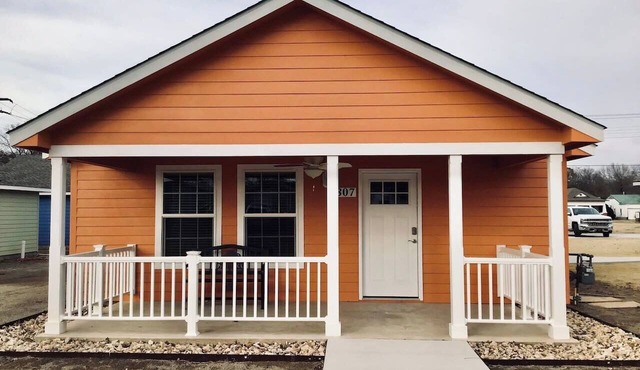PIONEER VILLAGE-RED DIRT CABIN-3 BLOCKS TO MERC in Pawhuska