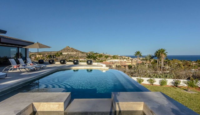 Price slashed last minute availability, Ocean Views, Pool, Walk to Beach & maid
