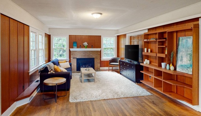 Pristine, dog-friendly home with spacious interior, washer/dryer & enclosed yard in Eugene