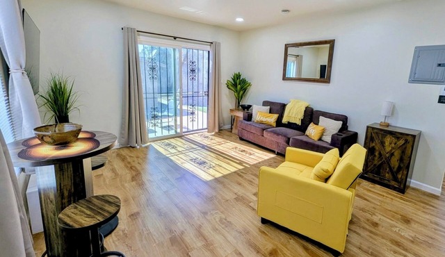 Private 1-bdrm 1 bath guesthouse in the heart of Los Angeles with highspeed wifi