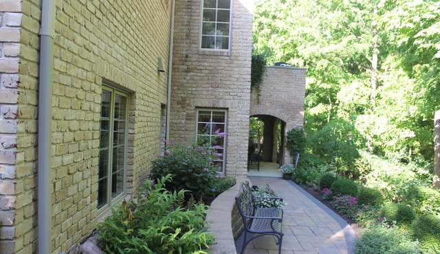 Private 2 Bedroom 2 Bathroom Apartment with Full Kitchen & Patio in Broadview Heights