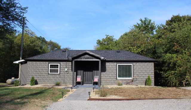 Private, cozy Corner Cottage and updated in Wellston