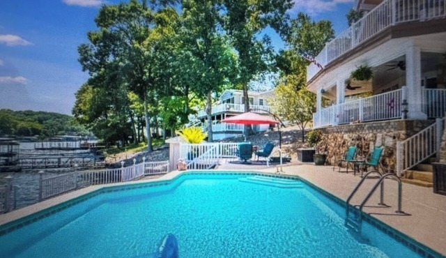 PRIVATE HEATED POOL MAY 1 - OCT 1 + PRIVATE 2 WELL DOCK in Osage Beach
