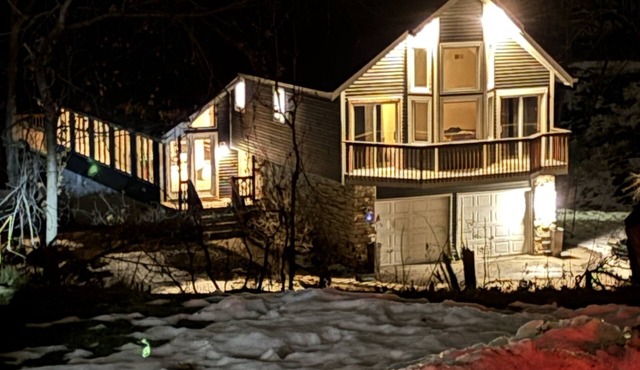 Private In town quiet retreat 12+ Downstairs Bonus Kitchen and walkout quarters. in Cedar Rapids