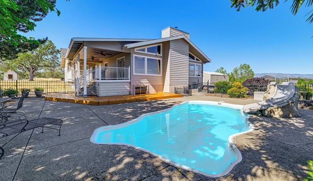 Private Mtn-View Pool! Rogue River Valley Escape in Eagle Point