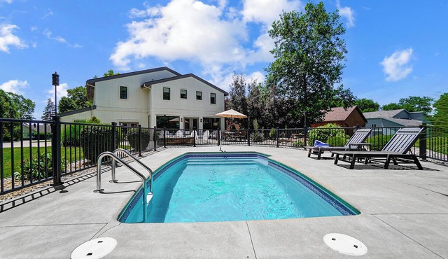 Private Seasonal Pool, Dock & Hot Tub Spacious Dog-Friendly Near Lake in Celina