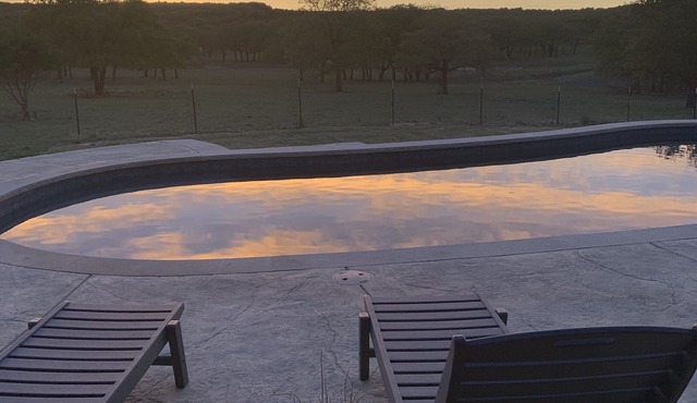 Quiet, country getaway with pool, hot tub and sauna in Clyde