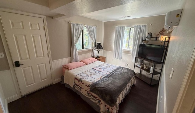 Quirky, peaceful, private studio with deck, 2 mins from downtown