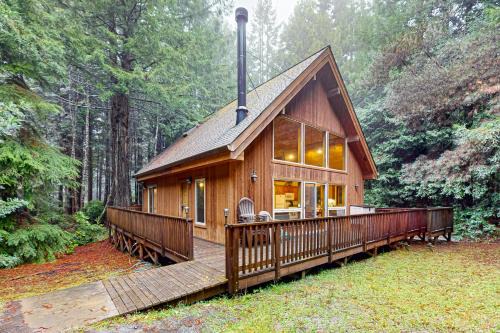 Redwood Rest Getaway - Cedar Home with Loft & Deck in Mendocino