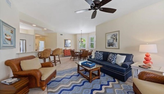 Regatta Resort, Vanderbilt Beach, Naples, 6 minute walk to beach in Naples